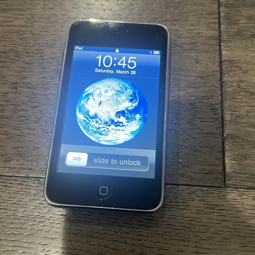 Apple IPod Gen 2 in Silver - Picture 2 of 5